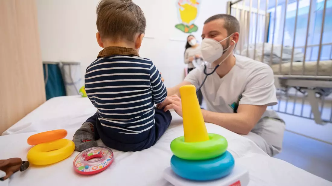Ein Arzt untersucht im Olgahospital des Klinikums Stuttgart einen kleinen Patienten. - Bild: Sebastian Gollnow/dpa