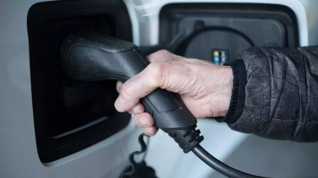 Die Bundesnetzagentur schlägt vor, dass bei einer drohenden Netzüberlastung der Strombezug etwa zum Laden eines E-Autos vorübergehend gedrosselt werden darf. - Bild: Marijan Murat/dpa