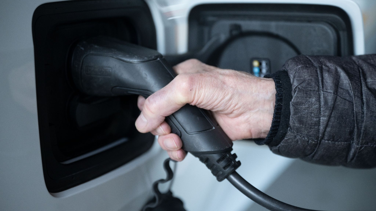 Die Bundesnetzagentur schlägt vor, dass bei einer drohenden Netzüberlastung der Strombezug etwa zum Laden eines E-Autos vorübergehend gedrosselt werden darf. - Foto: Marijan Murat/dpa