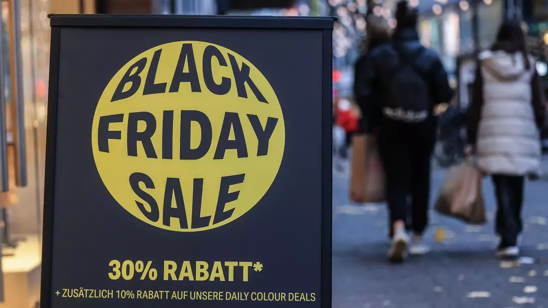 Zum Black Friday an diesem Freitag (24. November) wirbt der Handel teils mit erheblichen Rabatten um die Kundschaft. - Bild: Oliver Berg/dpa