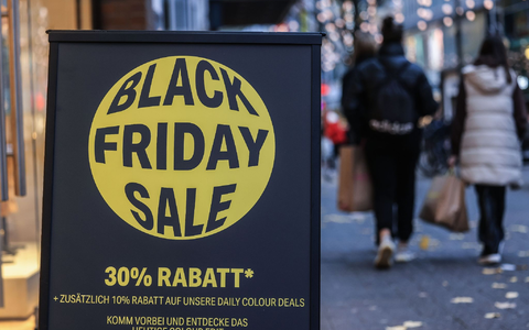 Zum Black Friday an diesem Freitag (24. November) wirbt der Handel teils mit erheblichen Rabatten um die Kundschaft. - Foto: Oliver Berg/dpa