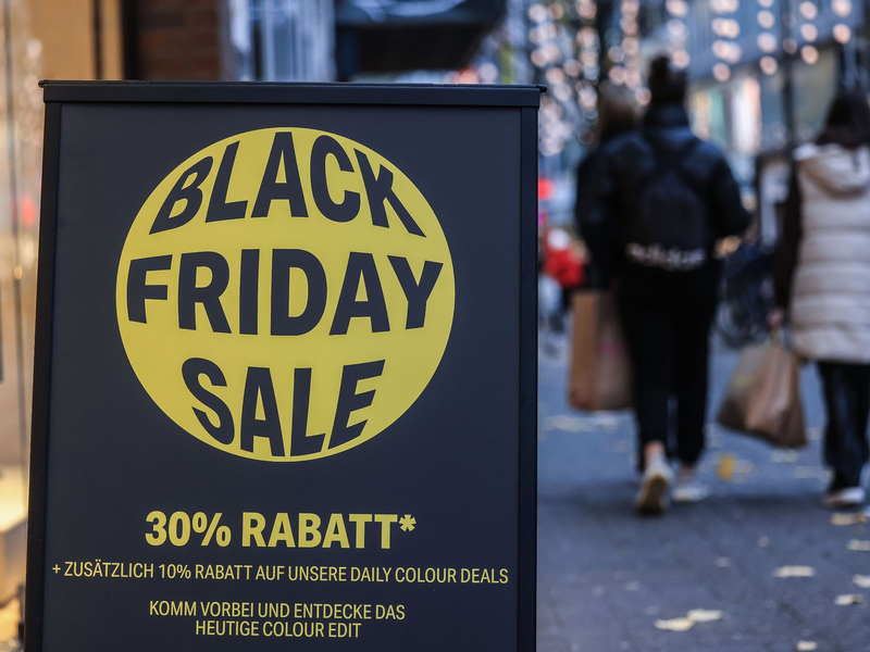 Zum Black Friday an diesem Freitag (24. November) wirbt der Handel teils mit erheblichen Rabatten um die Kundschaft. - Foto: Oliver Berg/dpa