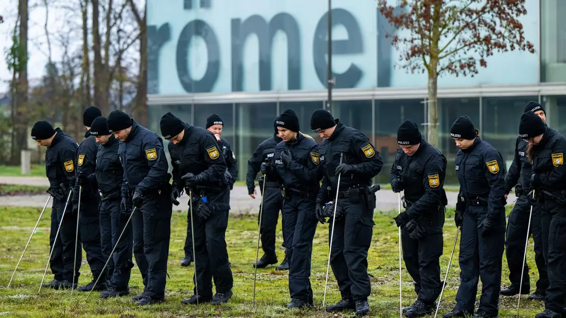 Nach dem Einbruch hatten Polizisten im Umfeld des Museums nach Beweismitteln gesucht. (Archivbild) - Bild: Lennart Preiss/dpa