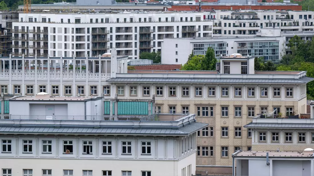 Ein Bündnis fordert eine gerechte Kostenaufteilung bei energetischen Wohnungssanierungen. - Bild: Monika Skolimowska/dpa