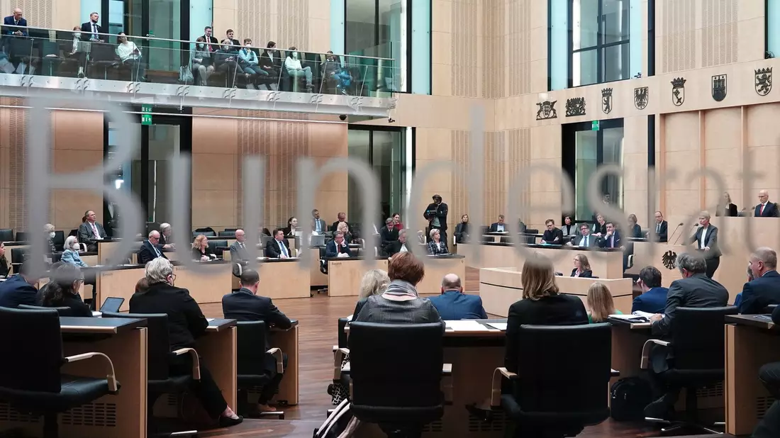 Ein Blick von Außen auf das Bundesratsgebäude.  Das Wachstumspaket sieht unter anderem Steuerentlastungen und Bürokratieabbau für Unternehmen vor. - Bild: Demy Becker/dpa