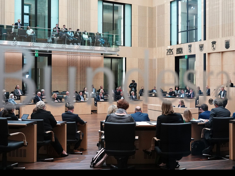Ein Blick von Außen auf das Bundesratsgebäude.  Das Wachstumspaket sieht unter anderem Steuerentlastungen und Bürokratieabbau für Unternehmen vor. - Foto: Demy Becker/dpa