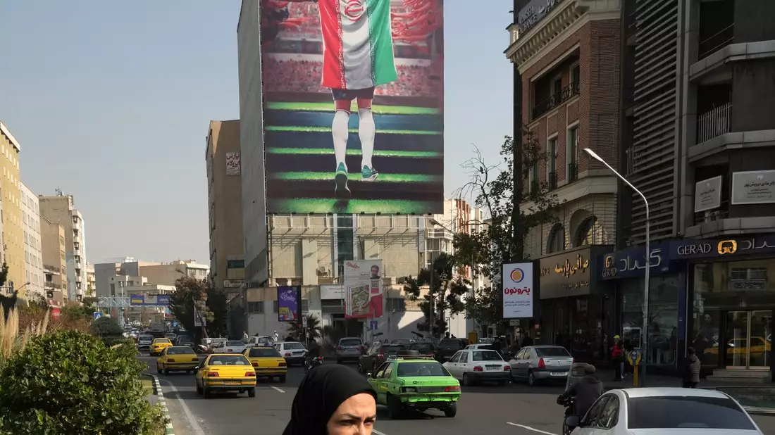 Der Eingang der ehemaligen US-Botschaft in Teheran, die in ein antiamerikanisches Museum umgewandelt wurde. - Bild: Vahid Salemi/AP/dpa
