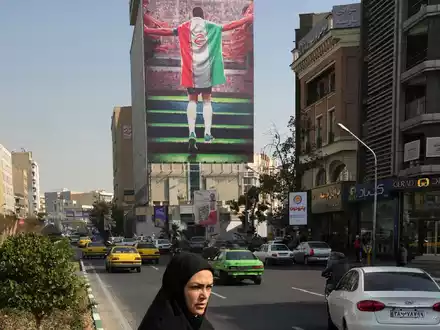 Der Eingang der ehemaligen US-Botschaft in Teheran, die in ein antiamerikanisches Museum umgewandelt wurde. - Foto: Vahid Salemi/AP/dpa