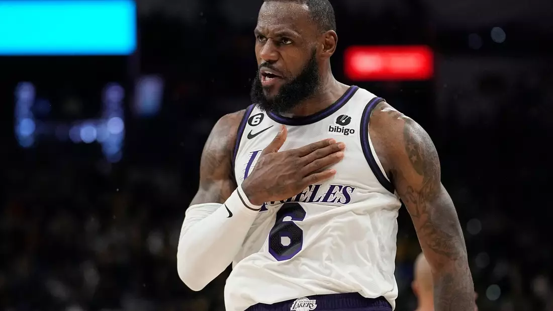 Luka Doncic verlor trotz starker Leistung mit den Los Angeles Lakers gegen San Antonio. - Bild: Eric Gay/AP/dpa