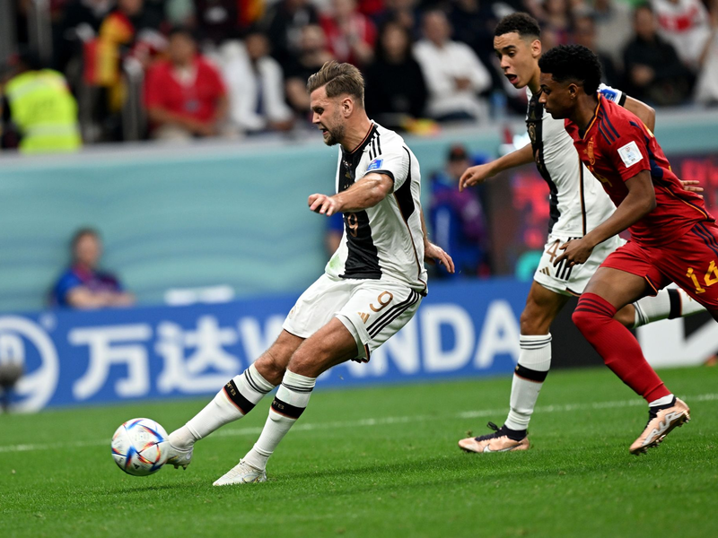 Robin Hack (r) war im Sommer von Arminia Bielefeld nach Mönchengladbach gewechselt. - Foto: Federico Gambarini/dpa