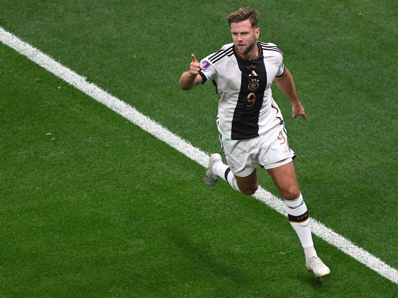 Ferdi Kadioglu (l) sorgte für den Ausgleich der Türken. - Foto: Robert Michael/dpa