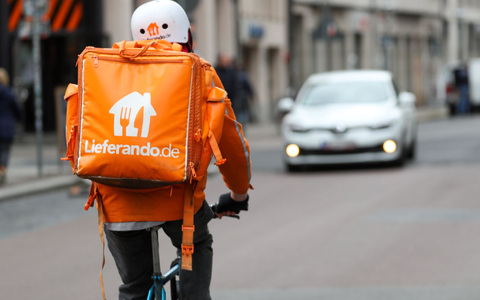 Schon länger versucht der vor allem für Restaurantlieferungen bekannte Lieferdienst auch in anderen Geschäftsbereichen Fuß zu fassen. - Foto: Jan Woitas/dpa-Zentralbild/dpa