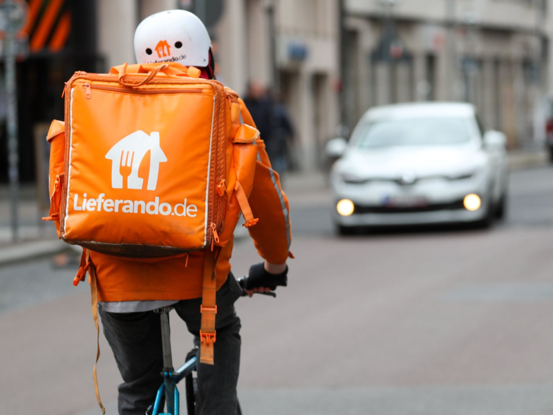 Schon länger versucht der vor allem für Restaurantlieferungen bekannte Lieferdienst auch in anderen Geschäftsbereichen Fuß zu fassen. - Foto: Jan Woitas/dpa-Zentralbild/dpa