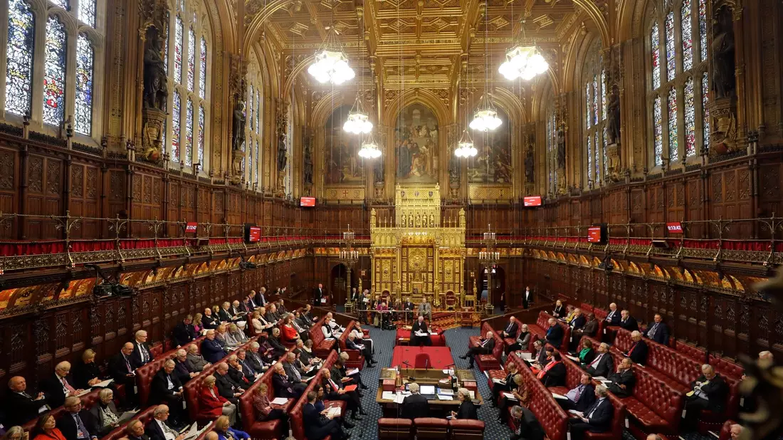 Mit etwa 800 Mitgliedern gilt das House of Lords als zweitgrößte Parlamentskammer der Welt. (Archivbild) - Bild: Kirsty Wigglesworth/AP POOL/dpa