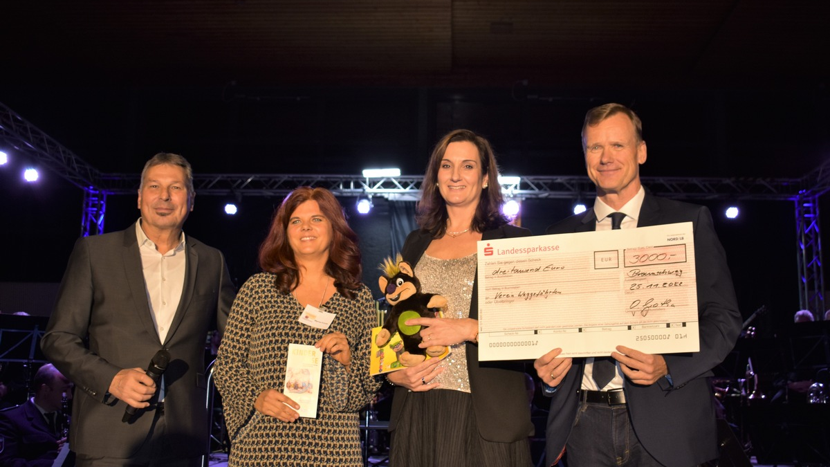 POL-WE: Scheckübergabe: Konzertbesucher spenden 3.000 Euro an Kinder- und Jugendhospizdienst Gießen - Foto: presseportal.de