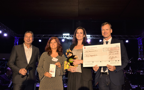 POL-UN: Selm - Scheckübergabe der Kreispolizeibehörde Unna an das Hospiz Zum Regenbogen in Bork - Foto: presseportal.de