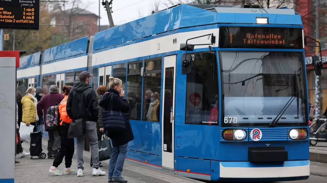 Für monatlich 49 Euro mit Bussen und Bahnen durchs ganze Land gilt wohl nur noch in diesem Jahr - danach dürfte das Deutschlandticket teurer werden. (Archivbild)  - Bild: Bernd Wüstneck/dpa