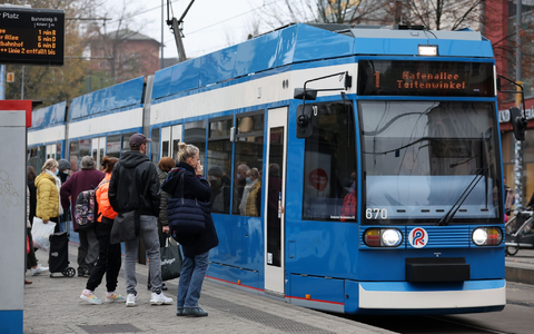 Für monatlich 49 Euro mit Bussen und Bahnen durchs ganze Land gilt wohl nur noch in diesem Jahr - danach dürfte das Deutschlandticket teurer werden. (Archivbild)  - Foto: Bernd Wüstneck/dpa