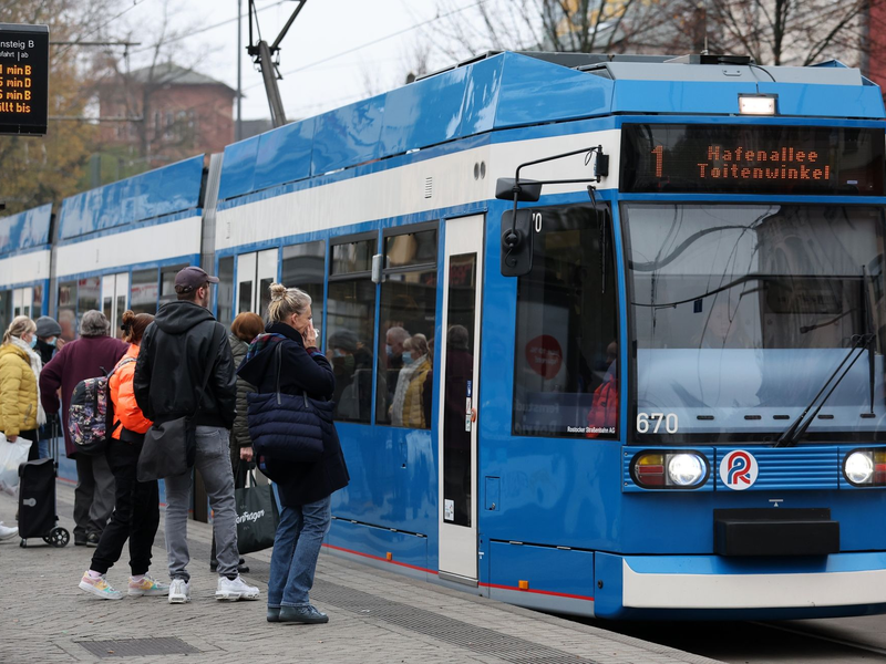 Für monatlich 49 Euro mit Bussen und Bahnen durchs ganze Land gilt wohl nur noch in diesem Jahr - danach dürfte das Deutschlandticket teurer werden. (Archivbild) - Foto: Bernd Wüstneck/dpa