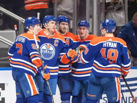 Leon Draisaitl darf im kommenden Jahr an den Winterspielen teilnehmen - und 2028 am World Cup? - Foto: Jason Franson/The Canadian Press/AP/dpa