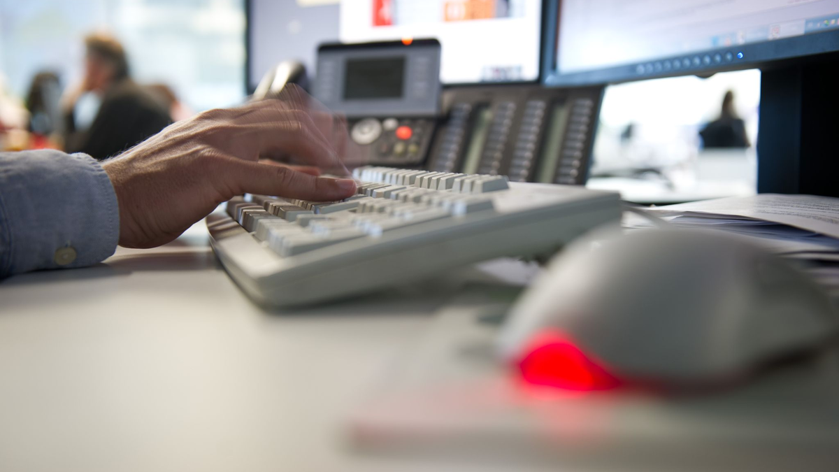 Fast jeder vierte Büroarbeiter in Deutschland ist einer Umfrage zufolge unzufrieden mit seinem Job. - Foto: Daniel Naupold/dpa