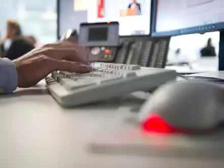 Fast jeder vierte Büroarbeiter in Deutschland ist einer Umfrage zufolge unzufrieden mit seinem Job. - Foto: Daniel Naupold/dpa