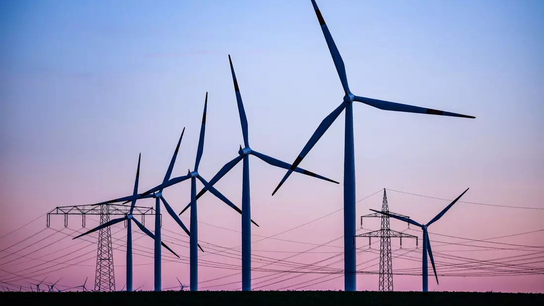 Wind ist der wichtigste erneuerbare Stromlieferant im Osten. (Archivbild) - Bild: Jan Woitas/dpa