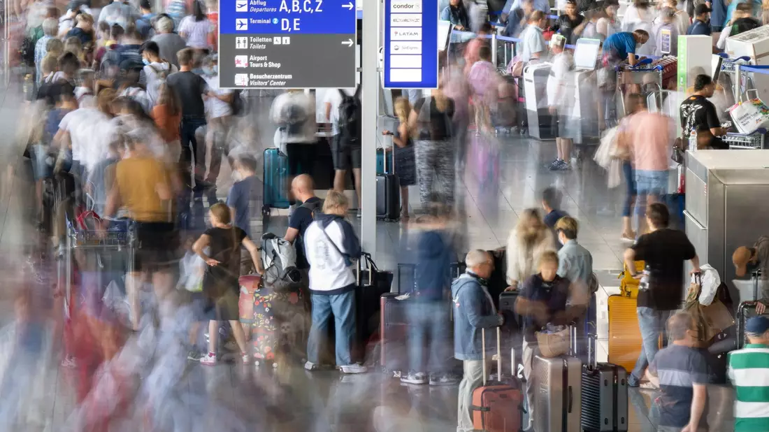 Eine Passagiermaschine startet im letzten Licht des Tages vom Flughafen Frankfurt. - Bild: Boris Roessler/dpa