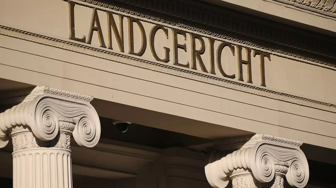 Das Eingangsportal des Bonner Landgerichts - hier wurde eine Entscheidung über Schmerzensgeld getroffen. - Bild: Oliver Berg/dpa