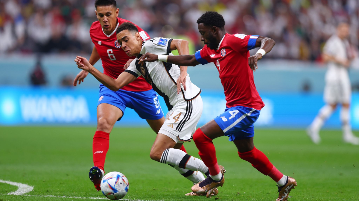 Bayern-Starspieler Jamal Musiala glaubt, dass Joshua Kimmich weiter für den FC Bayern spielen wird. - Foto: Tom Weller/dpa