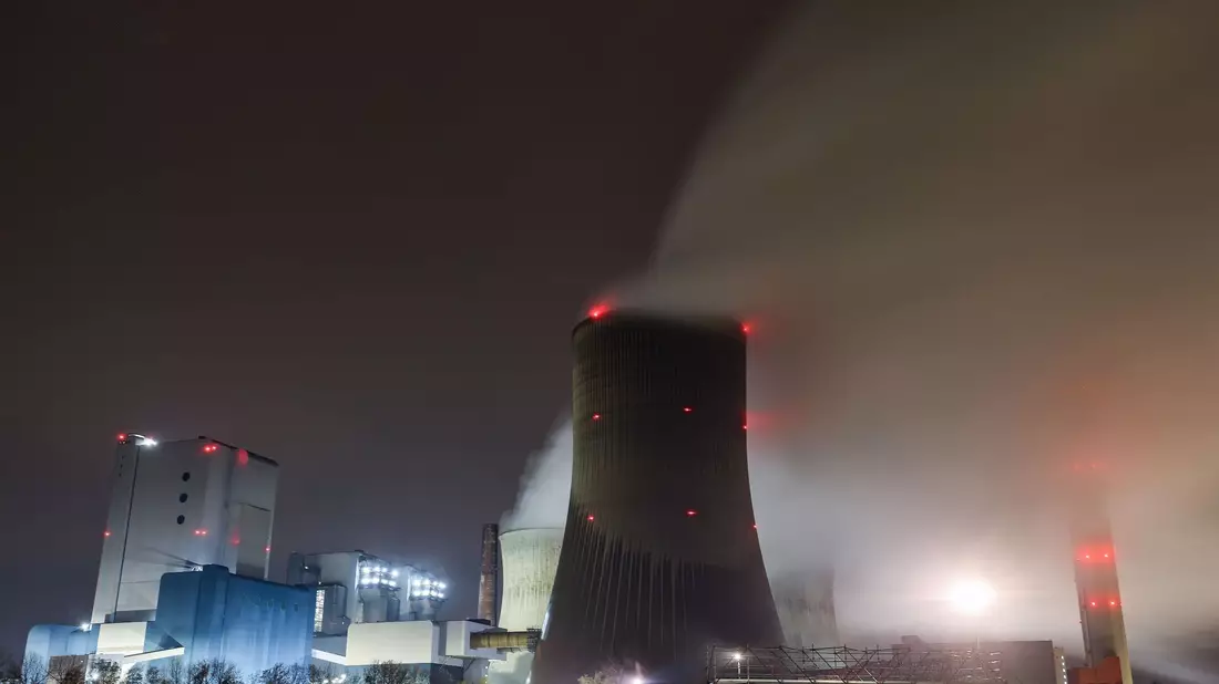 Das Kraftwerk Niederaußem ist ein von RWE Power mit Braunkohle betriebenes Grundlastkraftwerk. Ein Teil der Blöcke des Kraftwerkes wurden stillgelegt. - Bild: Oliver Berg/dpa