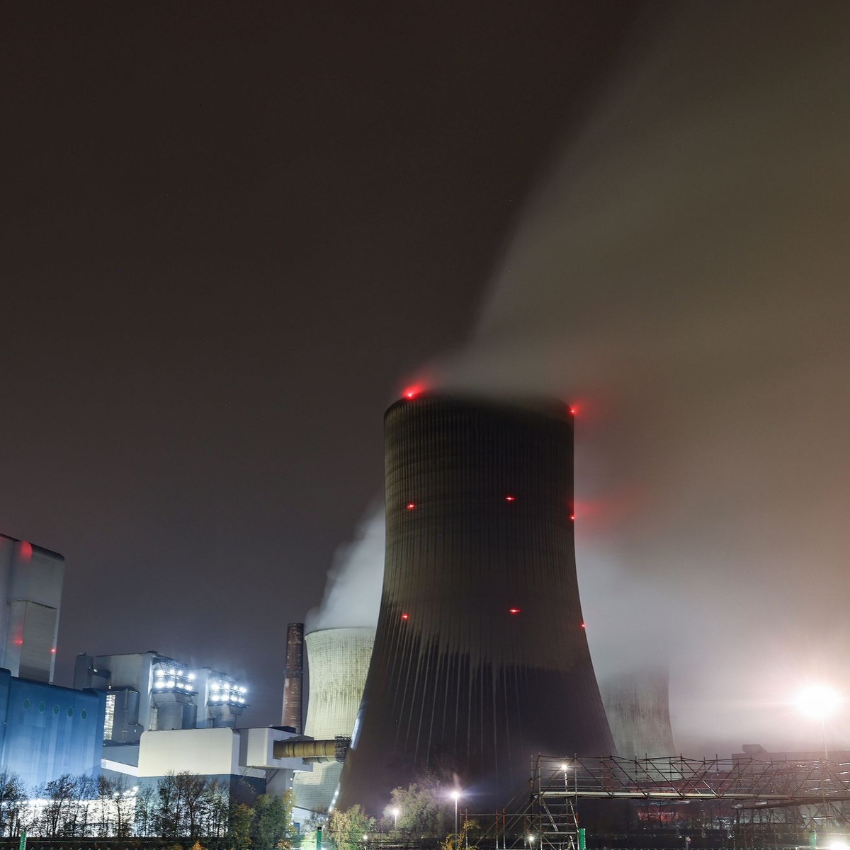 Das Kraftwerk Niederaußem ist ein von RWE Power mit Braunkohle betriebenes Grundlastkraftwerk. Ein Teil der Blöcke des Kraftwerkes wurden stillgelegt. - Foto: Oliver Berg/dpa