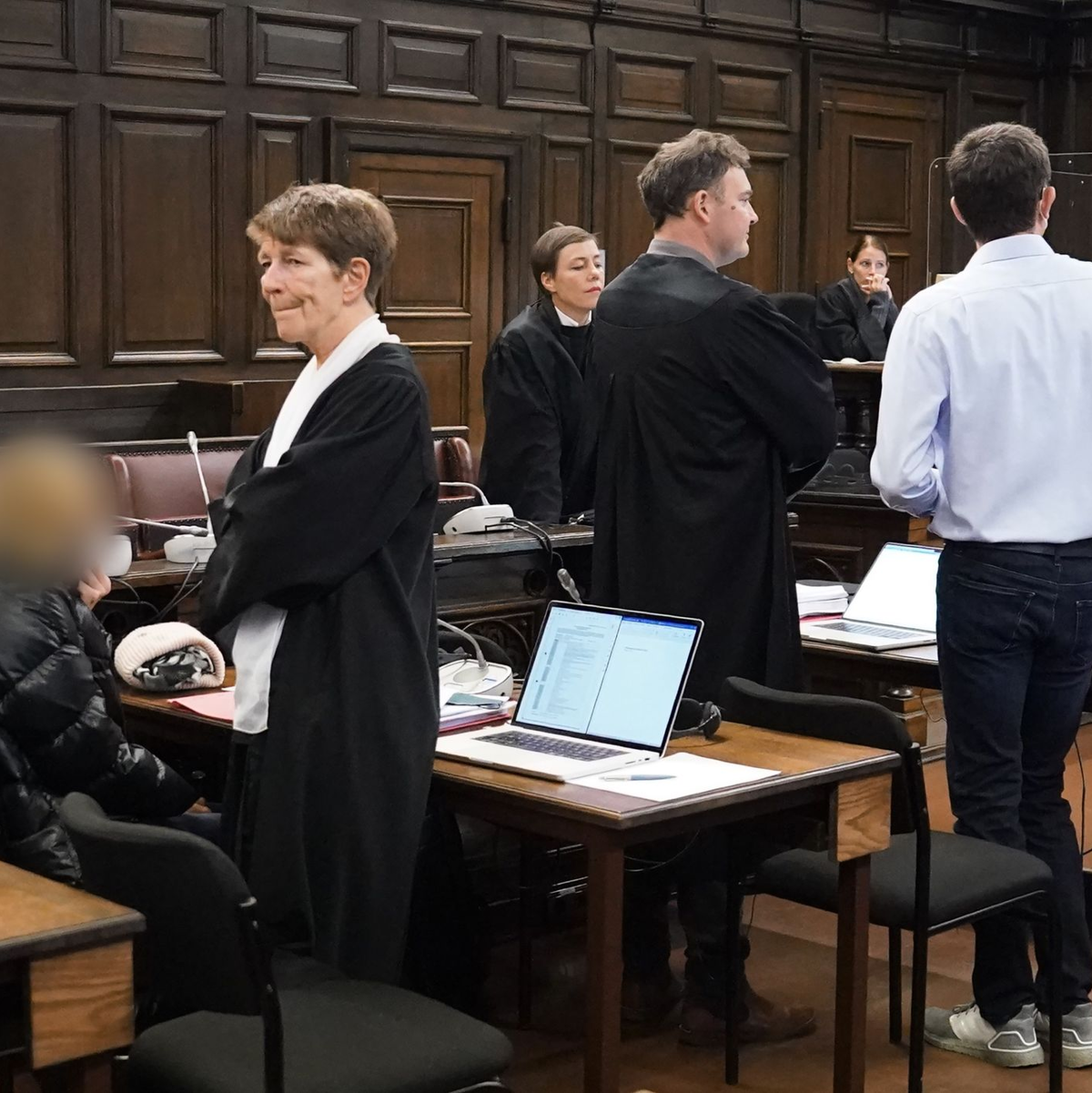 Der Angeklagte (r) und Torsten Schwarz (M), Vorsitzender Richter am Landgericht zu Beginn des Prozesses Ende April. Der Flughafen-Geiselnehmer wurde zu zwölf Jahren Haft verurteilt. - Foto: Marcus Brandt/dpa