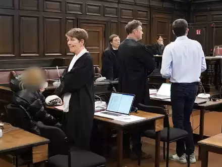 Der Angeklagte (r) und Torsten Schwarz (M), Vorsitzender Richter am Landgericht zu Beginn des Prozesses Ende April. Der Flughafen-Geiselnehmer wurde zu zwölf Jahren Haft verurteilt. - Foto: Marcus Brandt/dpa