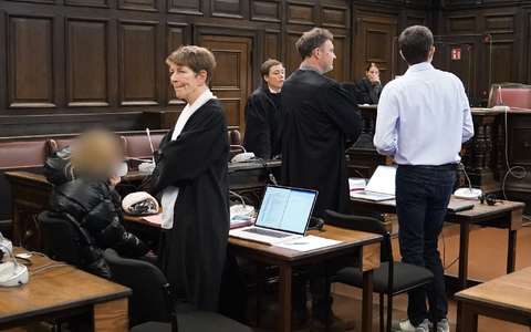 Der Angeklagte (r) und Torsten Schwarz (M), Vorsitzender Richter am Landgericht zu Beginn des Prozesses Ende April. Der Flughafen-Geiselnehmer wurde zu zwölf Jahren Haft verurteilt. - Foto: Marcus Brandt/dpa