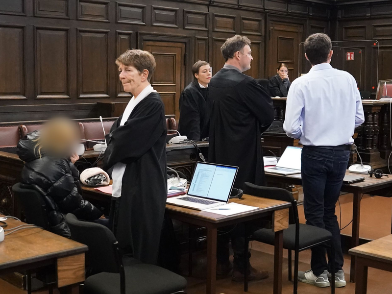 Der Angeklagte (r) und Torsten Schwarz (M), Vorsitzender Richter am Landgericht zu Beginn des Prozesses Ende April. Der Flughafen-Geiselnehmer wurde zu zwölf Jahren Haft verurteilt. - Foto: Marcus Brandt/dpa