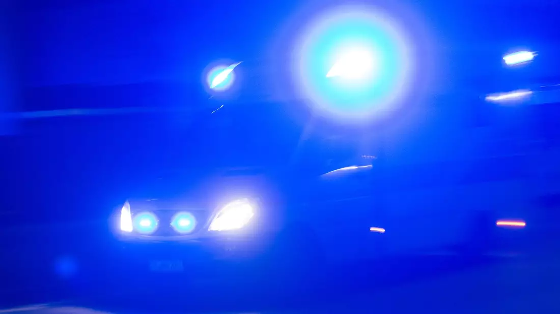 Ein Rettungswagen im Einsatz (Symbolbild). - Bild: Patrick Seeger/dpa