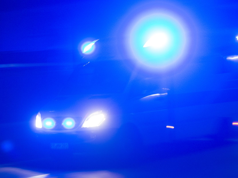 Ein Rettungswagen im Einsatz (Symbolbild). - Foto: Patrick Seeger/dpa