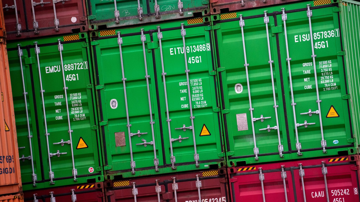 Sowohl die Ex- als auch die Importe in Deutschland gingen im September zurück. - Foto: Daniel Bockwoldt/dpa