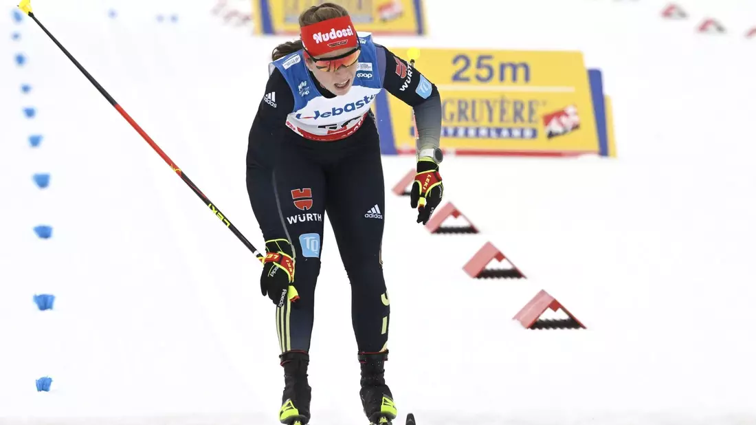 Katharina Hennig (r) freute sich in Lahti über ihren dritten Platz. - Bild: Heikki Saukkomaa/Lehtikuva/dpa