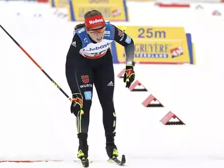 Katharina Hennig (r) freute sich in Lahti über ihren dritten Platz. - Foto: Heikki Saukkomaa/Lehtikuva/dpa