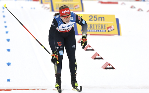 Katharina Hennig (r) freute sich in Lahti über ihren dritten Platz. - Foto: Heikki Saukkomaa/Lehtikuva/dpa