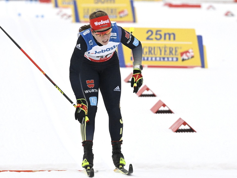 Katharina Hennig (r) freute sich in Lahti über ihren dritten Platz. - Foto: Heikki Saukkomaa/Lehtikuva/dpa