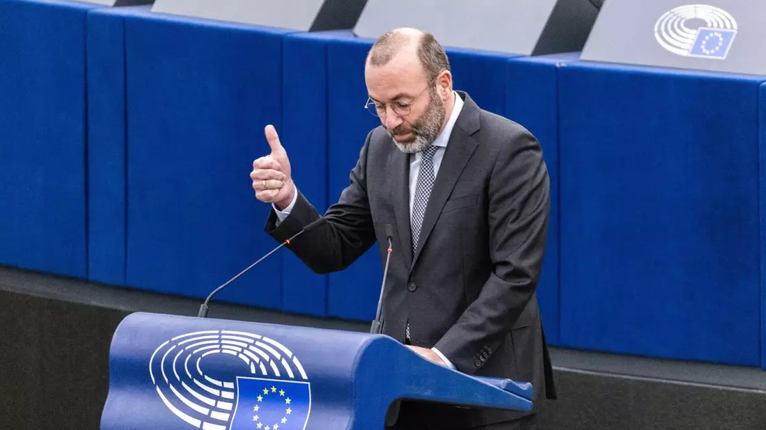 Weber sagt, seine Fraktion befürworte den Zoll-Deal, doch eine Zustimmung sei angesichts der Drohungen durch Trump zum jetzigen Zeitpunkt nicht möglich. - Bild: Philipp von Ditfurth/dpa