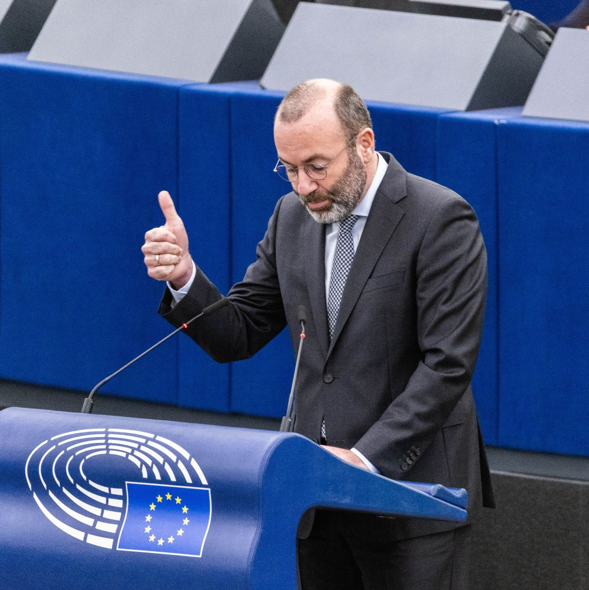 Weber sagt, seine Fraktion befürworte den Zoll-Deal, doch eine Zustimmung sei angesichts der Drohungen durch Trump zum jetzigen Zeitpunkt nicht möglich. - Foto: Philipp von Ditfurth/dpa