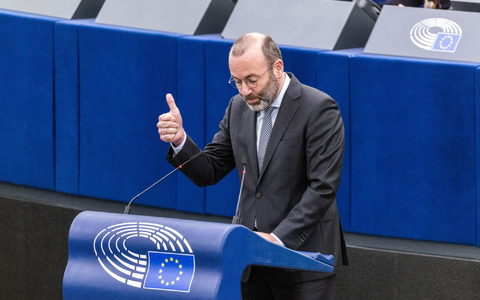 Weber sagt, seine Fraktion befürworte den Zoll-Deal, doch eine Zustimmung sei angesichts der Drohungen durch Trump zum jetzigen Zeitpunkt nicht möglich. - Foto: Philipp von Ditfurth/dpa