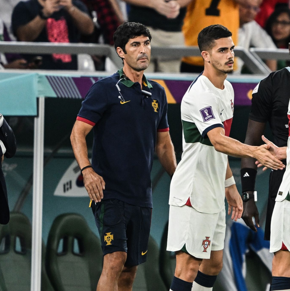 Kevin De Bruyne (l) wird bei seiner verletzungsbedingten Auswechslung von Erling Haaland getröstet. - Foto: Robert Michael/dpa