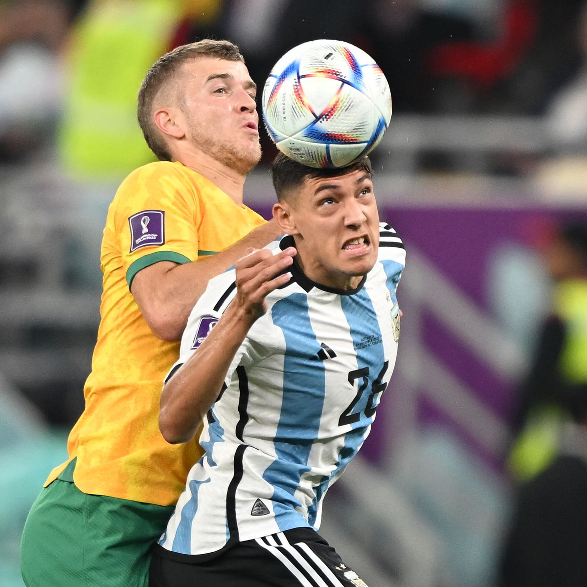 Dortmunds Jadon Sancho (r) im Zweikampf mit Warren Zaire-Emery von Paris. - Foto: Robert Michael/dpa