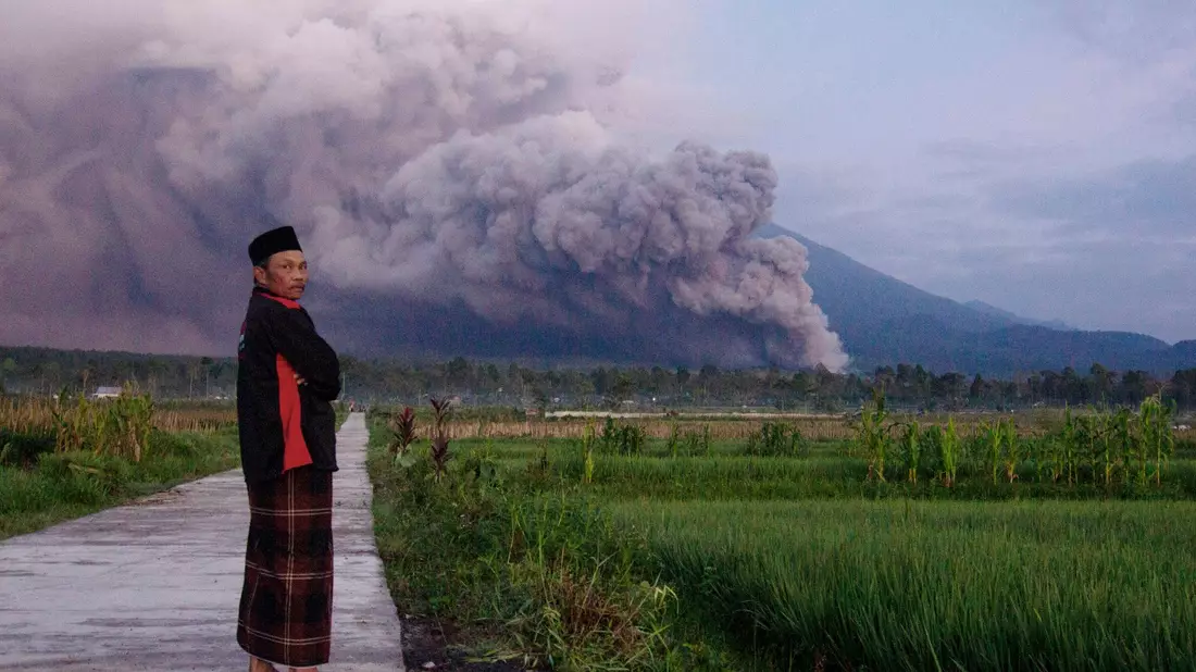 Die ganze Region ist seit Tagen von einer dicken Ascheschicht bedeckt. - Bild: Uncredited/AP/dpa