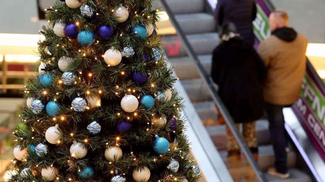 Es könnte Warnstreiks im Einzelhandel geben - Weihnachtseinkäufe sollten nicht auf die letzte Minute getätigt werden. - Bild: Bernd Wüstneck/dpa